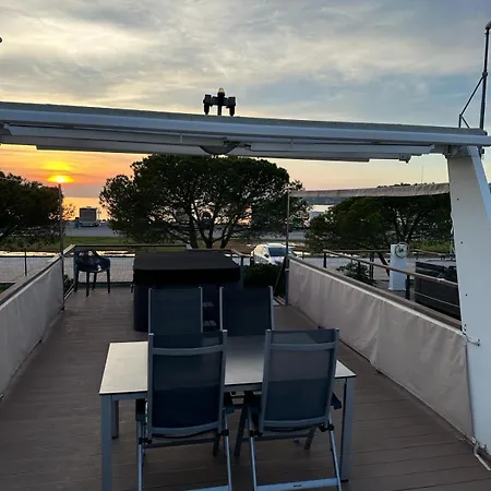 Holiday home Floating House Sunset Joy *