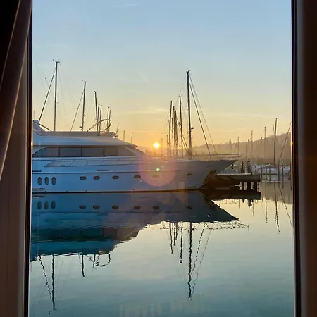 Floating House Sunset Joy Ferienhaus *